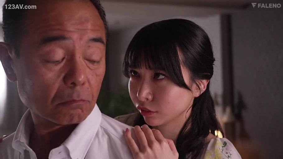 室内 · 面部特写 · 碎花裙 · 背后搭肩