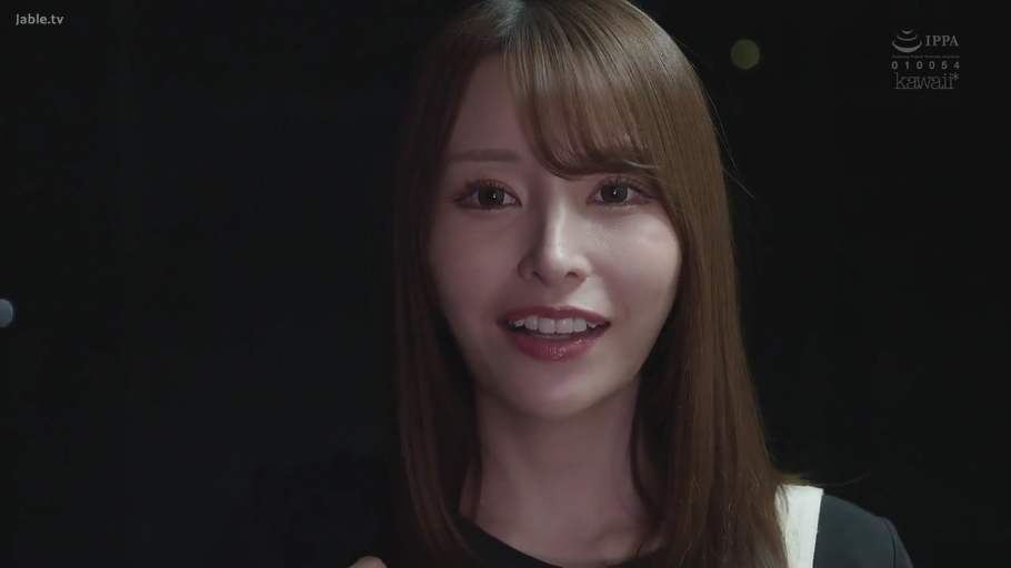 面部 · 便服 · 清纯 · 黑色背景 · 开朗 · 微笑说话 · 正对面部