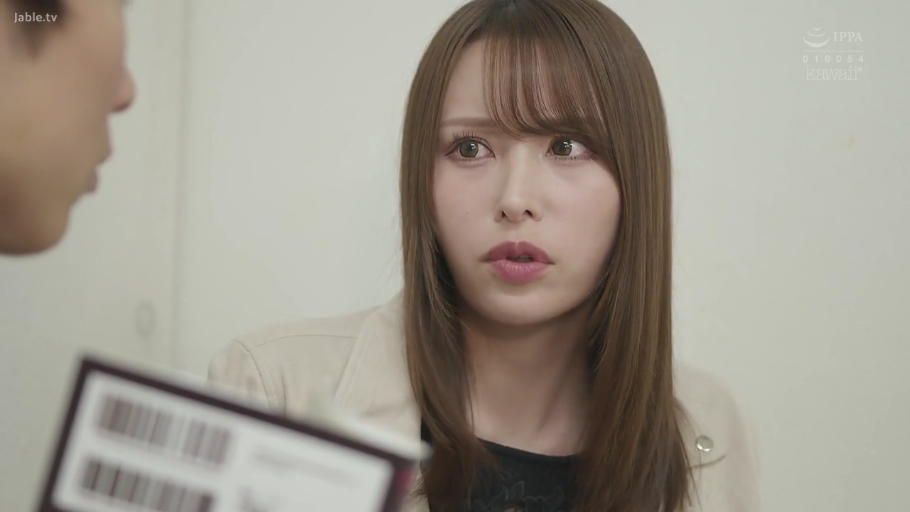 室内 · 面部特写 · 书籍 · 交流 · 长发 · 惊讶 · 对坐 · 米色外套