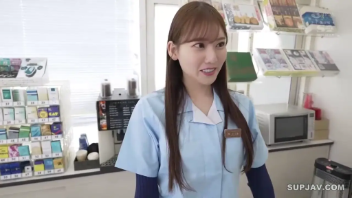 Stand · Medium shot · Smile · Business attire · 便利店 · Shelf · 服务 · 店员制服