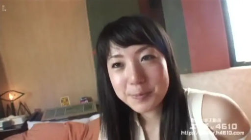 室内 · 坐姿 · 脸部特写 · 微笑 · 注视镜头 · 长发 · 白色无袖上衣