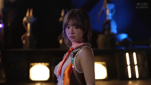 回眸 · 注视镜头 · 摄影棚 · 亚洲女性 · 半身像 · 冷峻 · 角色扮演服