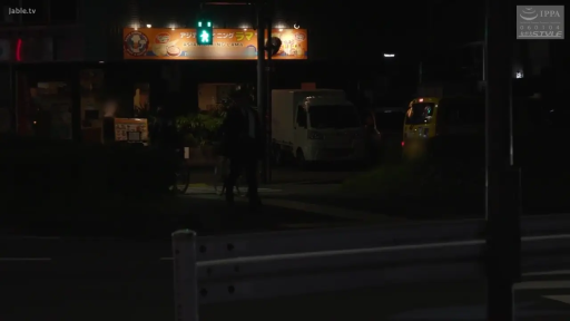 坐姿 · 字幕 · 平静 · 客厅 · 半身 · 交流 · 粉色针织衫