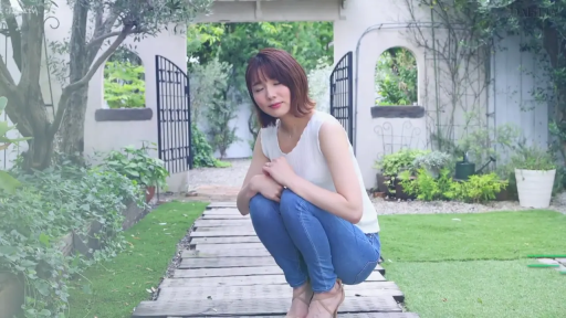 坐姿 · 沉思 · 忧郁 · 清纯 · 无袖上衣 · 戒指 · 花园