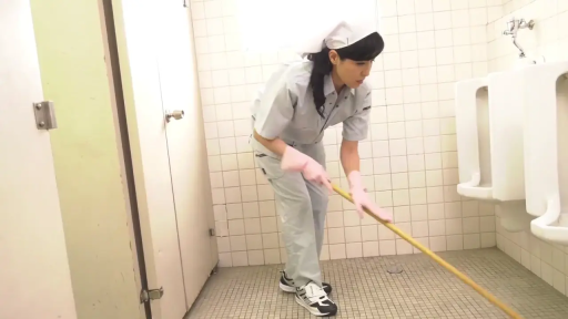专注 · 全景 · 弯腰 · 拖把 · 男厕所 · 职业角色扮演 · 打扫卫生 · 保洁工作服