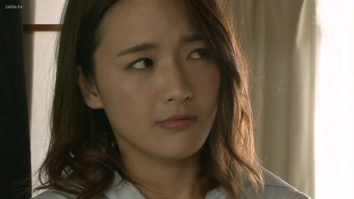 室内 · 面部特写 · 注视 · 浅蓝色衬衫 · 侧头 · 不屑 · 人物肖像