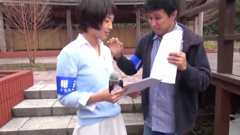 站立 · 中景 · 户外庭院 · 浅蓝色开衫