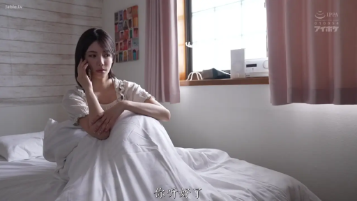 室内 · 坐姿 · 忧郁 · 卧室 · 全景 · 手机 · 打电话 · 白色睡裙