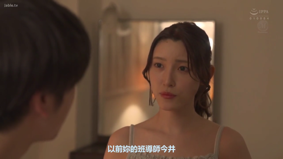 坐姿 · 卧室 · 中景 · 台灯 · 交流 · 平淡 · 日常 · 睡衣