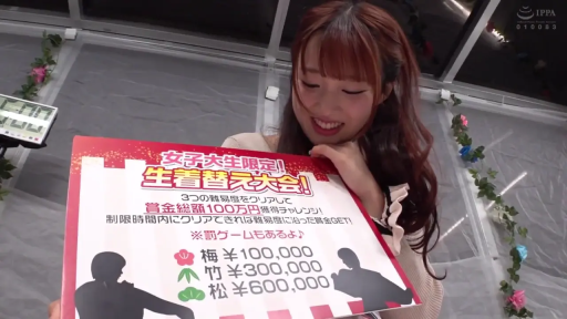 Indoor · Bend over · Display · Medium shot · Smile · Promotion · 告示牌 · 浅色长袖