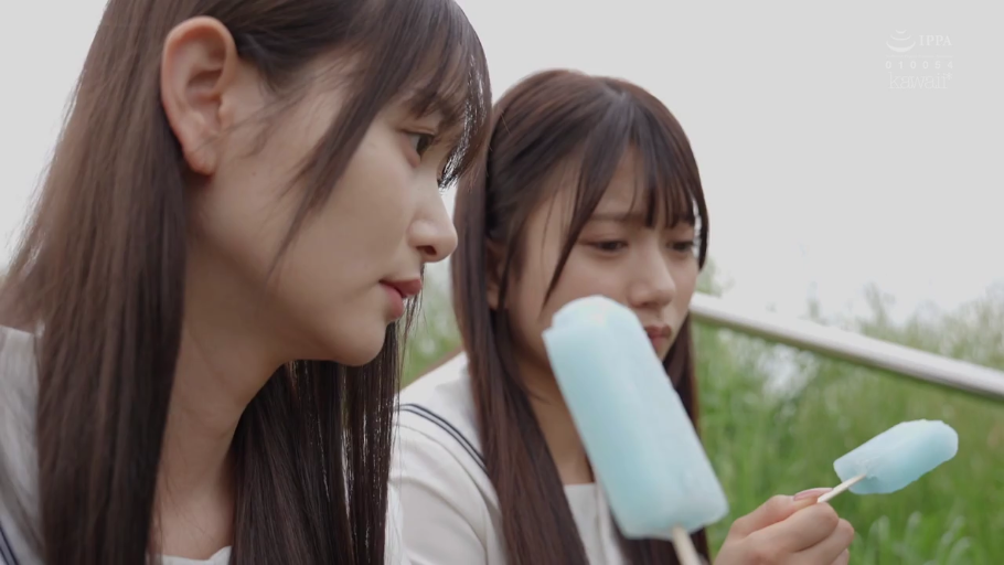 坐姿 · 吃冰棒 · 全身 · 水手服 · 平静 · 草地 · 纯爱 · 冰棒