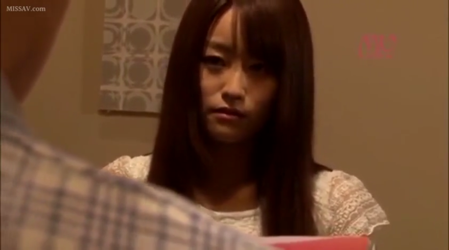 室内 · 坐姿 · 严肃 · 脸部特写 · 注视 · 长发 · 白色蕾丝衣