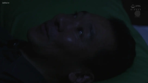 脸部特写 · 卧室 · 平静 · 昏暗 · 卧姿 · 说话 · 蕾丝上衣