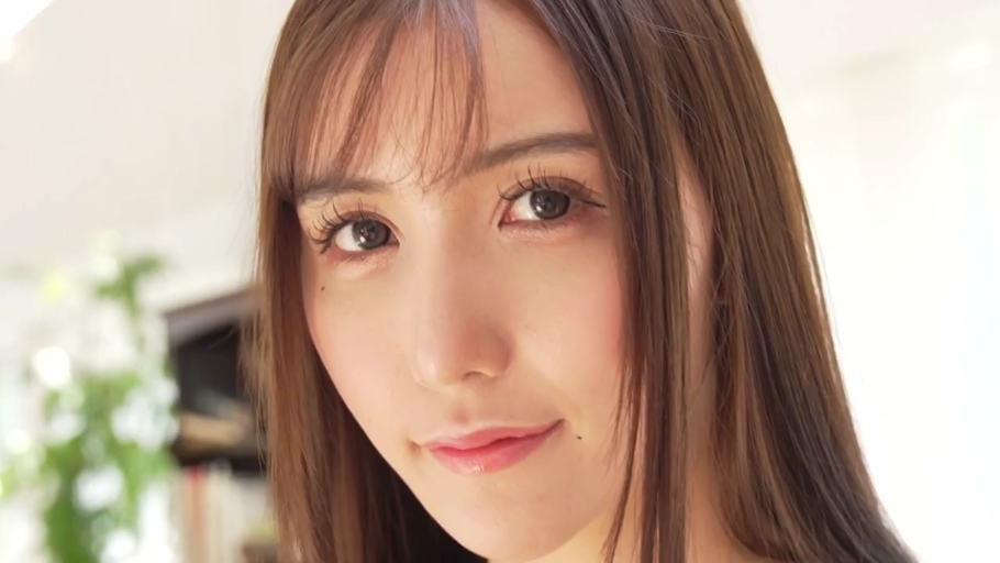 室内 · 脸部特写 · 微笑 · 注视 · 长发 · 正面 · 不详