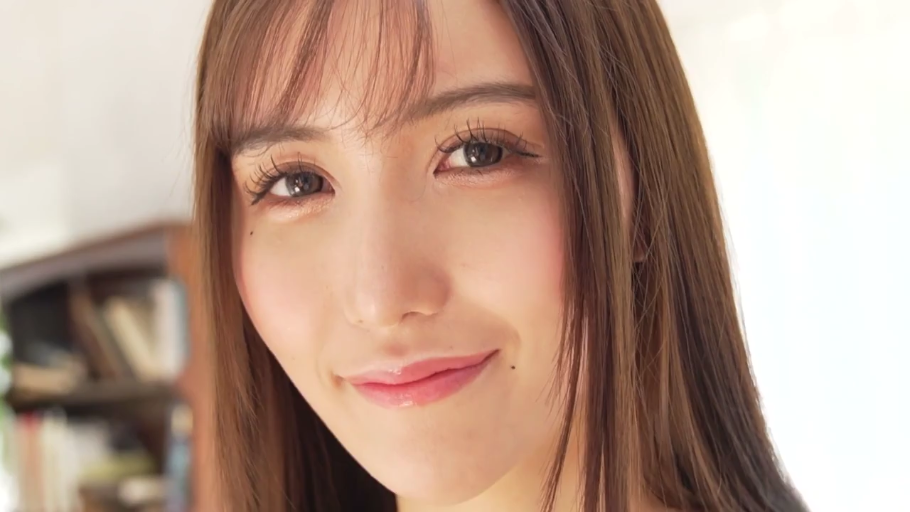 室内 · 单人 · 温柔 · 书架 · 部屋着 · 静止 · 顔の極端なクローズアップ · 对镜浅笑