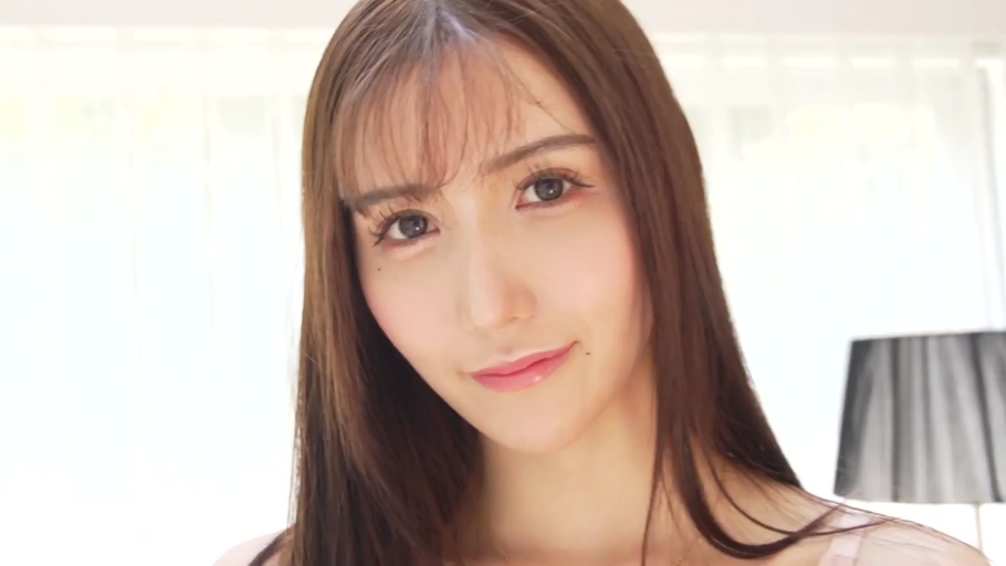 室内 · 面部 · デスクライト · 长发 · 温柔 · レンズを見つめて · 微侧头 · 吊带上衣