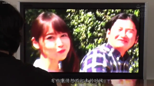 室内 · 坐姿 · 平静 · 休闲服 · 观看 · 画中画 · 电视 · 电视特写