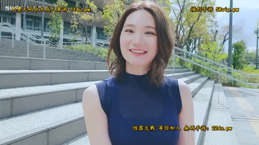 站立 · 微笑 · 階段 · 顔のクローズアップ · 屋外 · 蓝色背心 · 采访 · 对镜