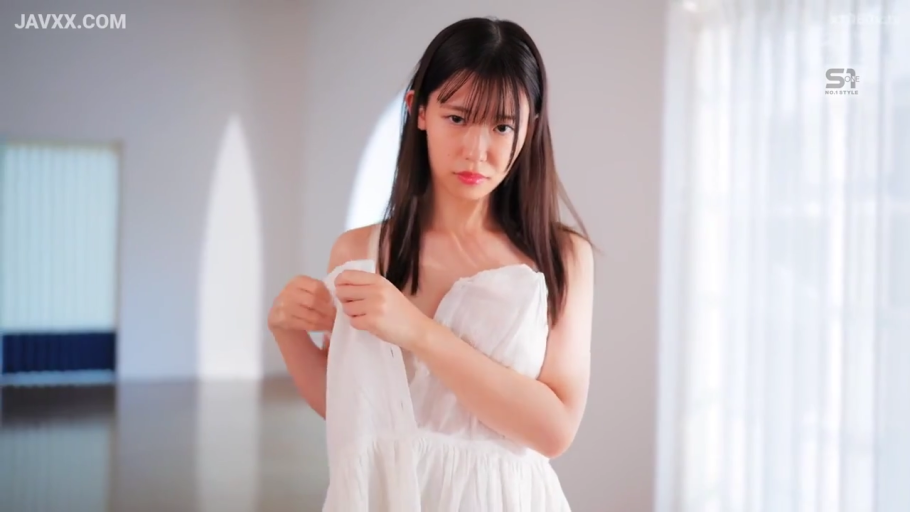 坐姿 · 电视机 · 微笑 · 客厅 · 半身 · 居家 · 凝视 · 粉色蕾丝连衣裙