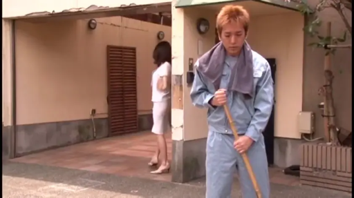 站立 · 全景 · 平静 · 剧情 · 户外 · 扫帚 · 工装 · 扫地