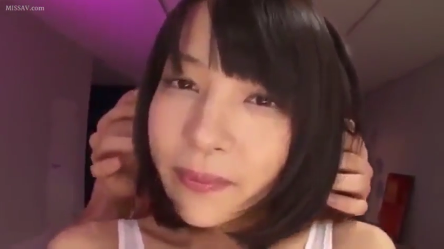 室内 · 顔部のクローズアップ · 迷離 · 凝視 · ショートヘア · 正面 · 白色吊带背心