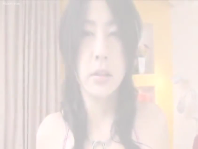 室内 · 脸部特写 · 注视 · 项圈 · 正面 · 高曝光 · 红色吊带 · 迷茫