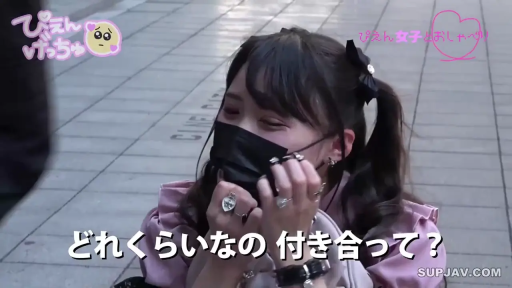 面部 · 蹲姿 · 街道 · ピンクの上着