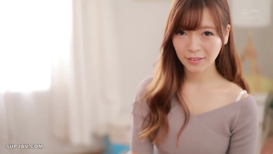 室内 · 微笑 · 上半身特写 · 注视镜头 · 长发 · 正面 · 浅紫色针织衫