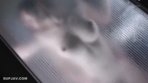 胸部 · 全裸 · 浴室 · 站立 · 模糊 · 磨砂玻璃 · 贴玻璃