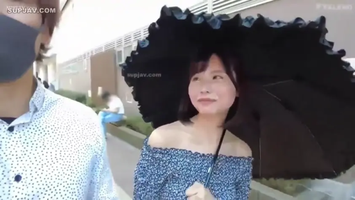 自然 · 户外 · 行走 · 近景 · 撑伞 · 图案衬衫 · 街景 · 黑色遮阳伞