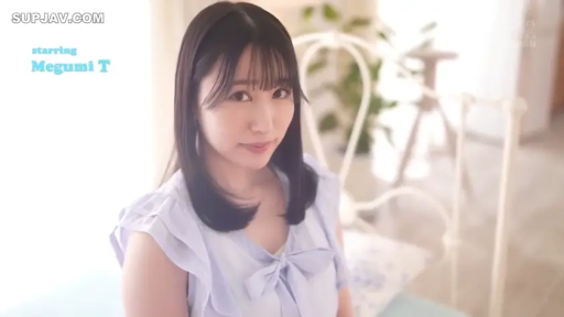 Sitting Posture · Bed · Smile · Gaze · 上半身 · Indoor bedroom · 长直发 · 浅蓝色无袖上衣