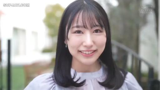 Smile · 面部特写 · 清纯 · Outdoor · 正对镜头 · 浅色衬衫 · 黑直发