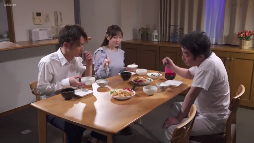 坐姿 · 自然 · 休闲装 · 远景 · 餐厅 · 用餐 · 餐具 · 三人