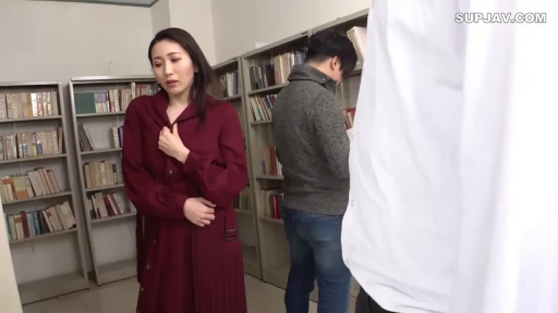 严肃 · 站立 · 全景 · 剧情 · 对视 · 书架 · 图书馆 · 红色风衣