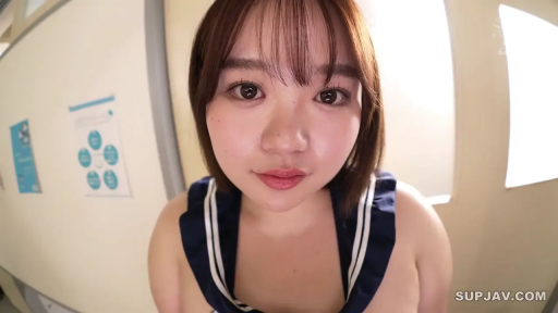 平静 · 面部特写 · 水手服 · 注视镜头 · 室内走廊 · 身体前倾 · 微胖