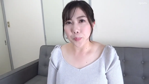 Indoor · Sitting Posture · 面部 · Sofa · Facing the camera · 自然 · Grey knitted sweater · 成熟