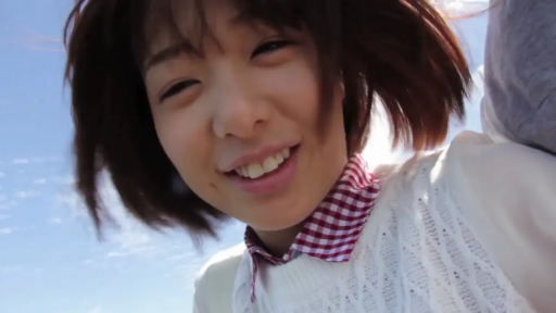 脸部特写 · 户外 · 白色毛衣