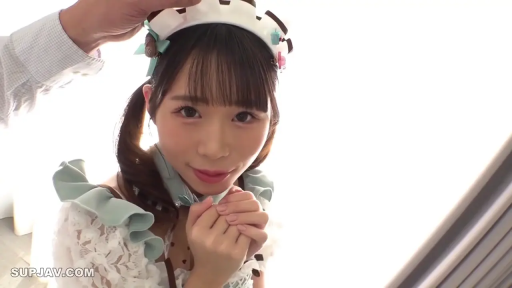 室内 · 脸部特写 · 微笑 · 女仆装 · 双马尾 · 发箍 · 身体前倾 · 眼神对视