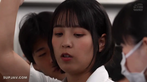 脸部特写 · 站立 · 白衬衫 · 电车内