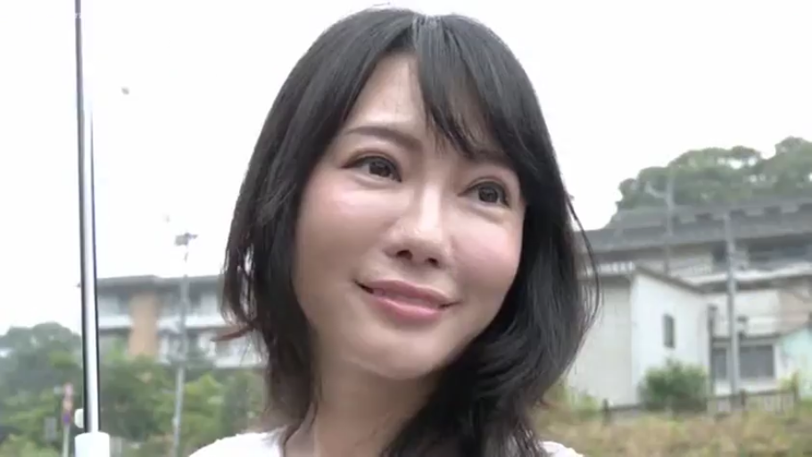 脸部 · 站立 · 微笑 · 白色上衣 · 户外 · 长发 · 拍摄 · 自拍杆