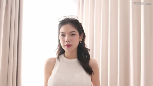 室內 · 微笑 · 半身 · 注视镜头 · 亚洲女性 · 正面站立 · 墨镜 · 白色紧身背心