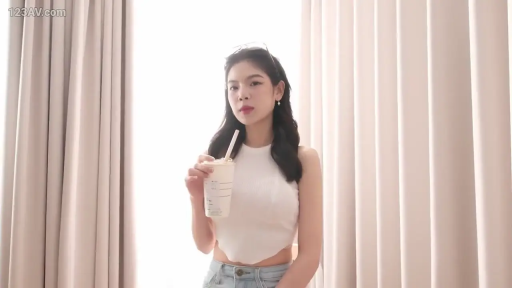 室内 · 站立 · 上半身 · 清纯 · 高冷 · 饮料杯 · 白色挂脖背心 · 手持奶茶