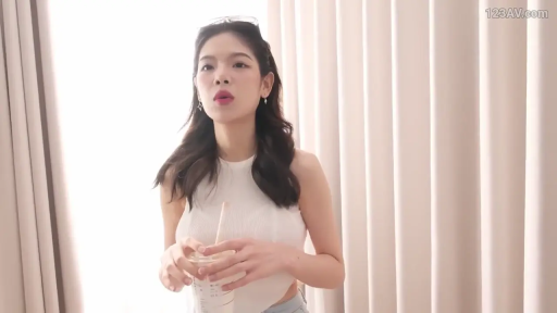 室内 · 站立 · 自然 · 长发 · 半身照 · 白色无袖背心 · 塑料杯 · 手持饮料