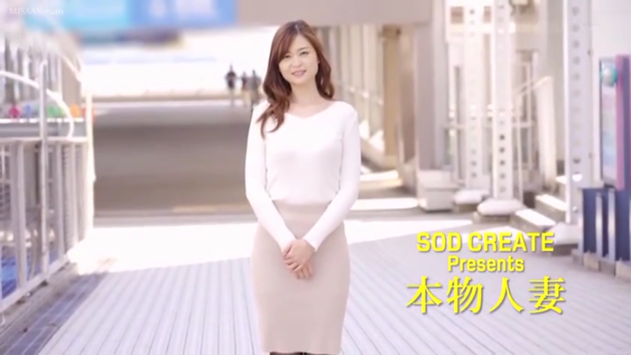 微笑 · 面对镜头 · 半身 · 户外 · 米色紧身裙 · 正面站立 · 人妻