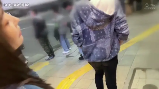 站立 · 自然 · 侧脸 · 连帽衫 · 偷拍 · 地铁站