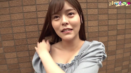 站立 · 自然 · 面部特写 · 长发 · 撩头发 · 户外砖墙 · 灰色露肩上衣