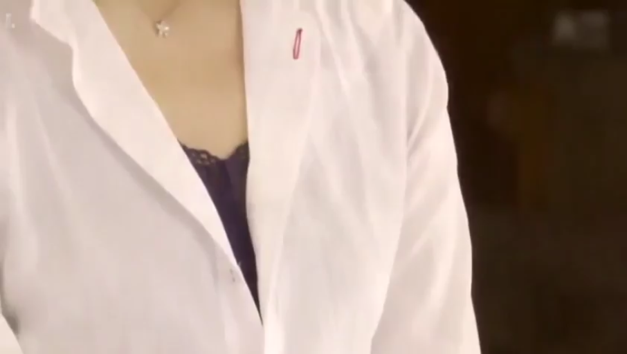 室内 · 胸部特写 · 展示 · 站姿 · 紫色蕾丝内衣 · 无面部