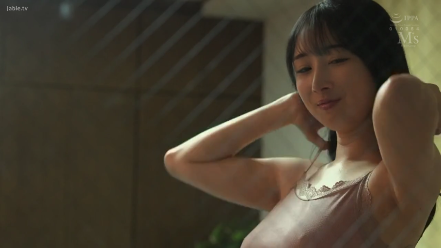 室內 · 微笑 · 长发 · 粉色吊带 · 腋下特寫 · 抬起雙臂 · 整理发型