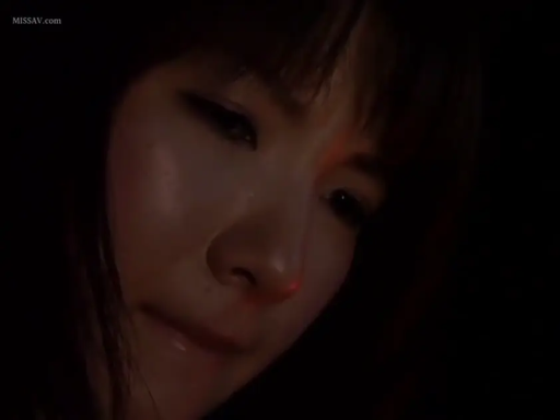 室内 · 沉思 · 忧郁 · 面部特写 · 常服 · 俯视 · 侧颜