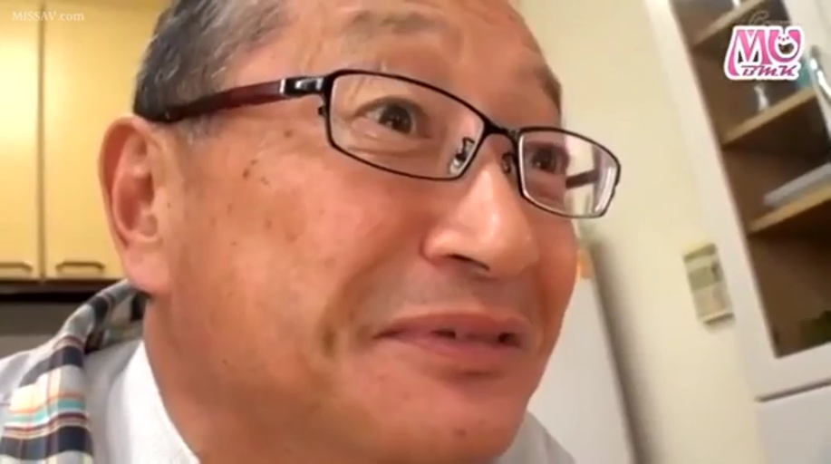 格子衬衫 · 室内 · 眼镜 · 面部特写 · 注视 · 惊讶 · 侧头 · 中老年男性